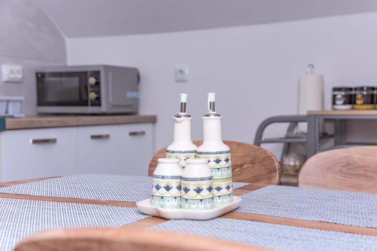 Apartmani Marijamagdalena Gračac Buitenkant foto