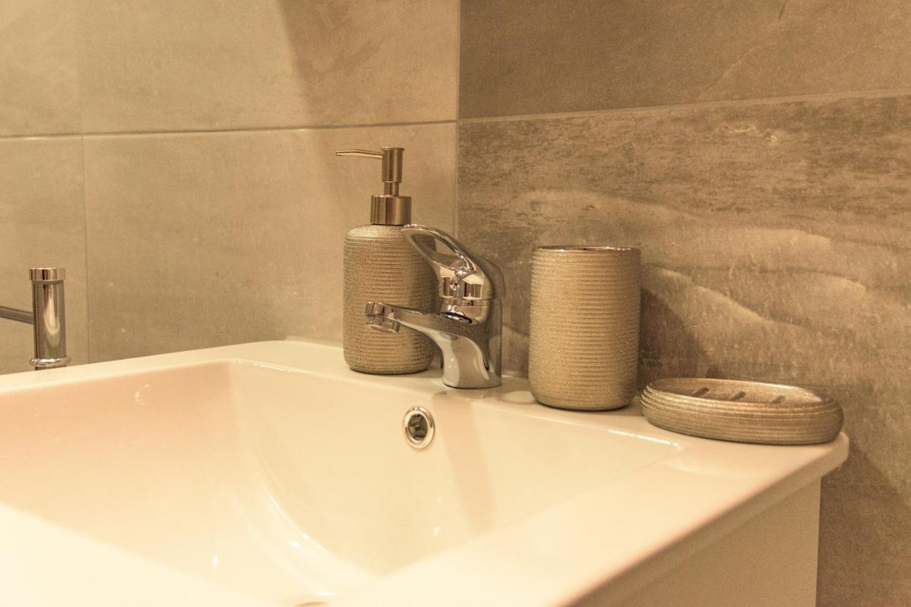 Apartmani Marijamagdalena Gračac Buitenkant foto