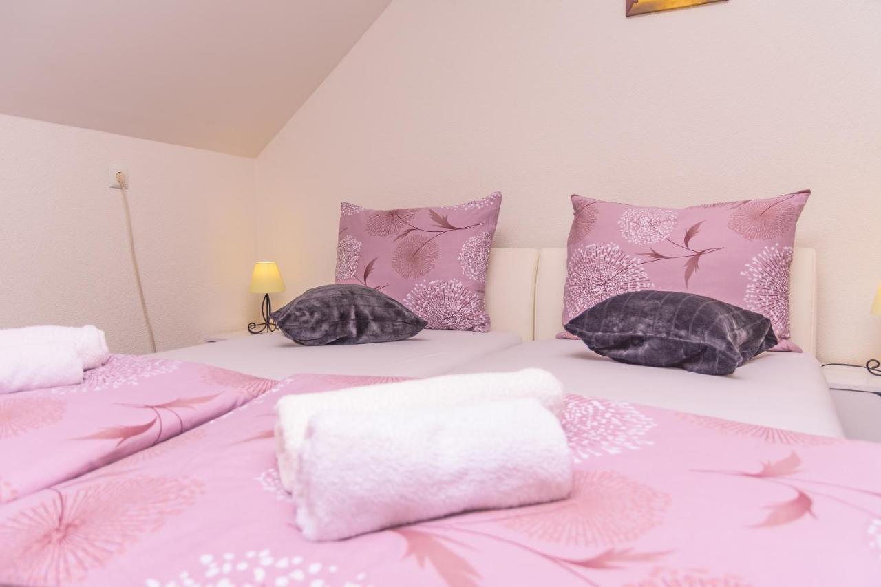 Apartmani Marijamagdalena Gračac Buitenkant foto