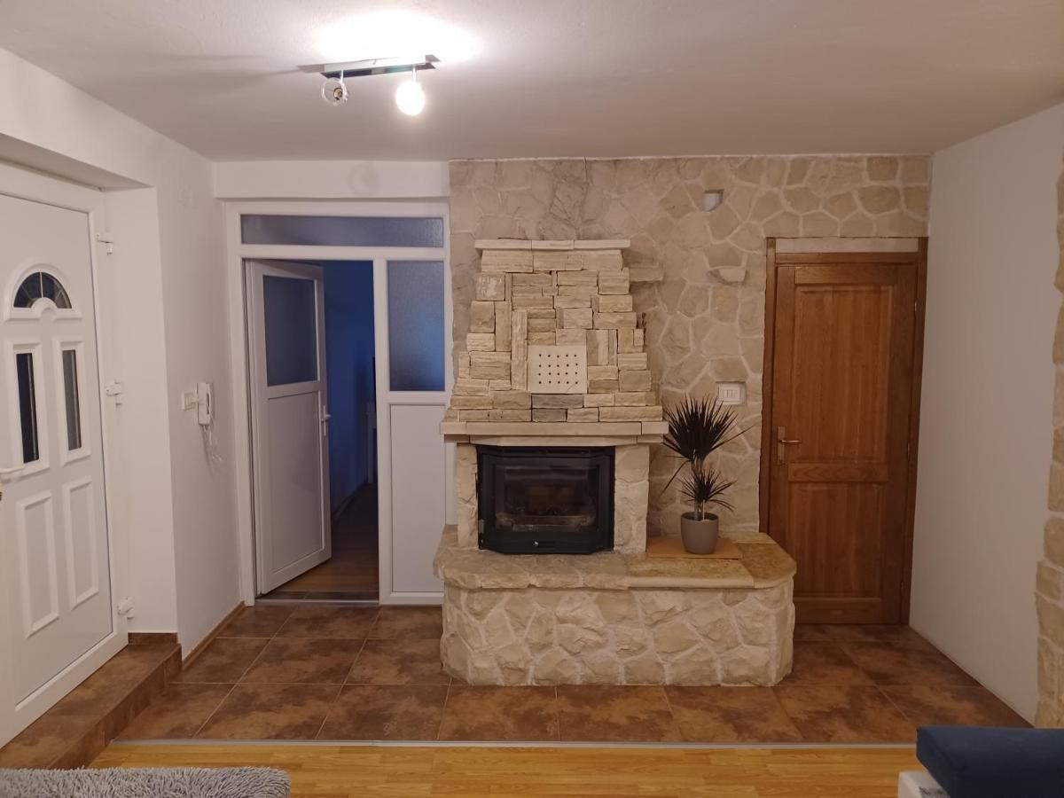 Apartmani Marijamagdalena Gračac Buitenkant foto