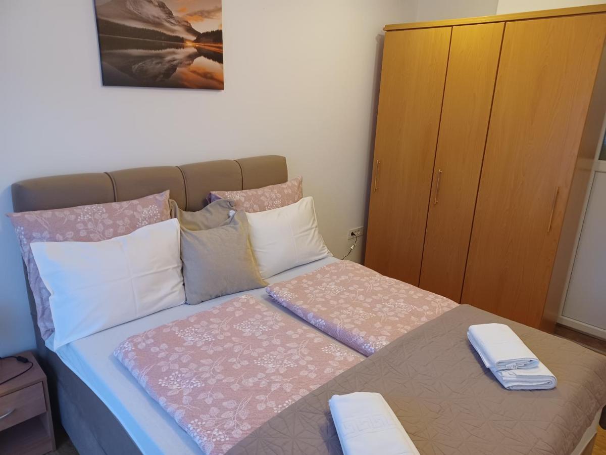 Apartmani Marijamagdalena Gračac Buitenkant foto